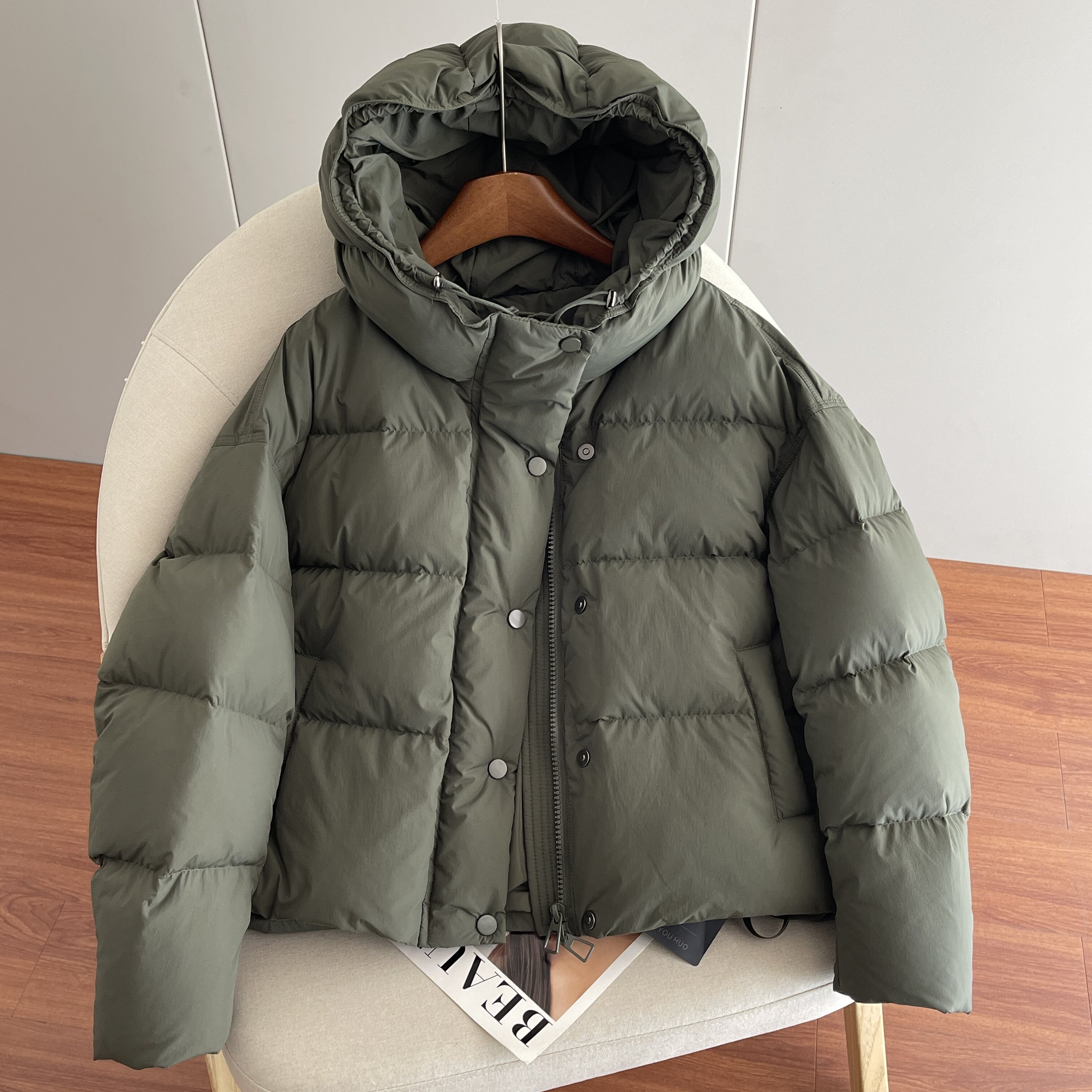 军绿短款羽绒服女2025新款冬季加厚保暖面包服独特漂亮冬装厚外套