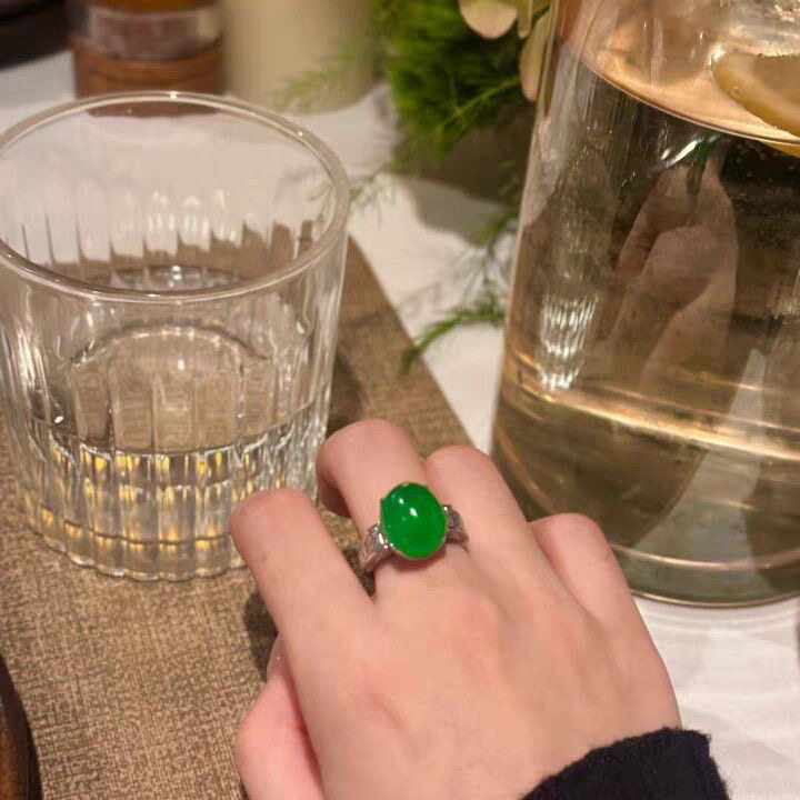 天然缅甸翡翠蛋面戒指冰种满绿色玉镶嵌活口戒圈女款时尚指环首饰图片