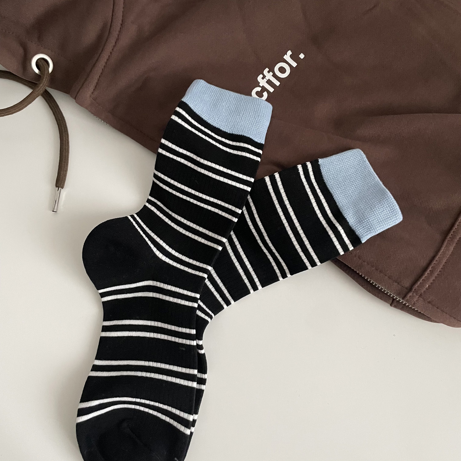 撞色条纹柔软中筒棉袜子女
