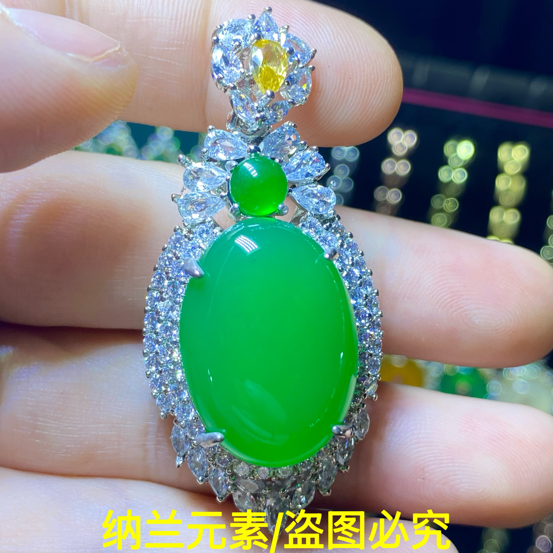 天然冰种绿玉髓吊坠女士鸽子蛋大蛋面翡翠色项链镀银豪华镶嵌挂件