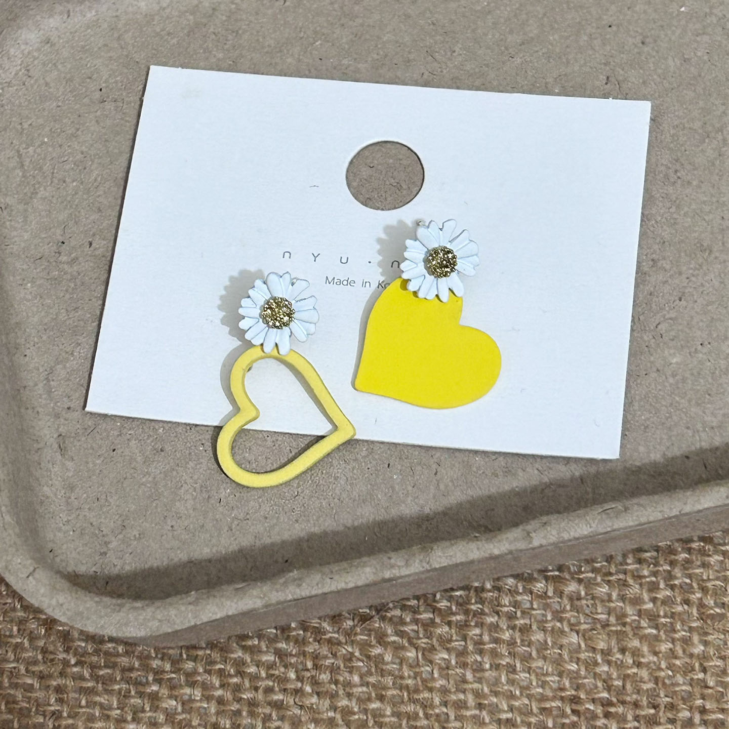 显白甜妹黄色爱心雏菊耳环女减龄
