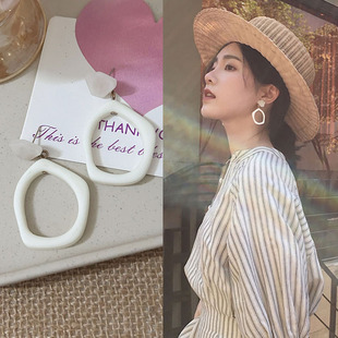 【奶甜家】复古法式度假风白色树脂几何耳环三亚海边旅游港风耳饰