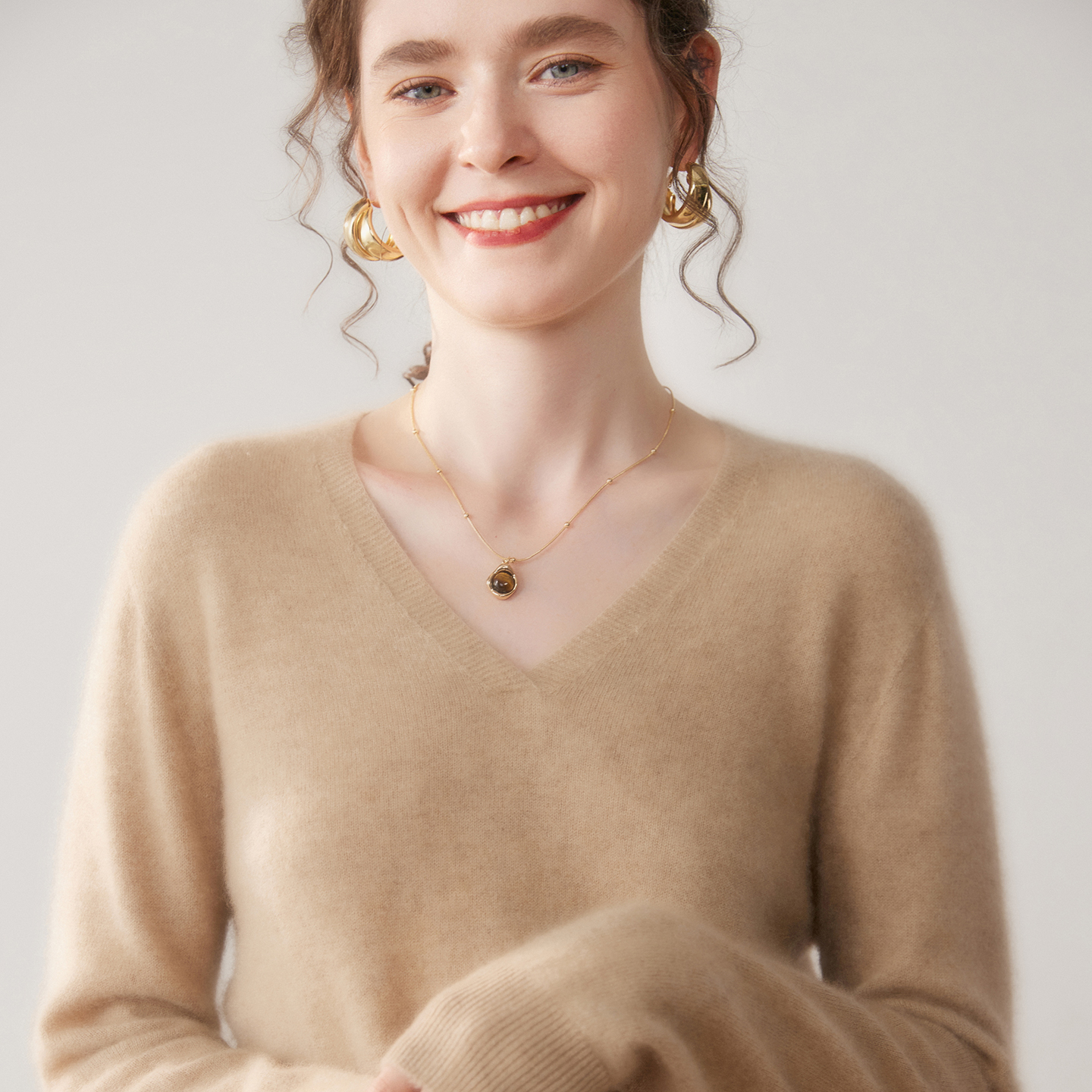 高端无缝V领羊绒衫女纯色毛衣春秋新款宽松针织打底衫内搭上衣