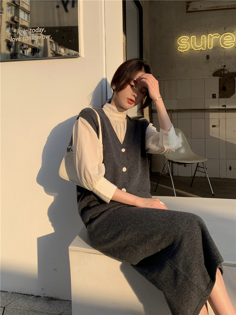 Two piece real price knitted vest with lace half collar shirt