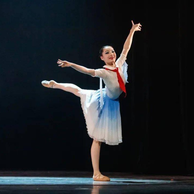 小荷风采获奖作品儿童演出服飘扬的红领巾舞蹈服装少儿红心表演服