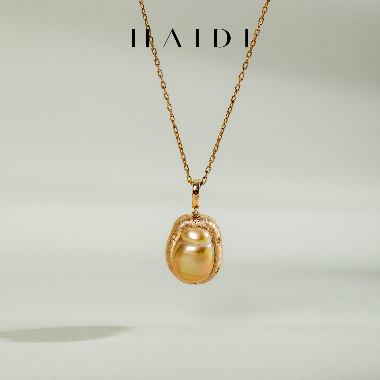 海蒂珠宝 卢浮盛宴 深海南洋金珠keshi开合扣吊坠 18K金镶白蓝宝