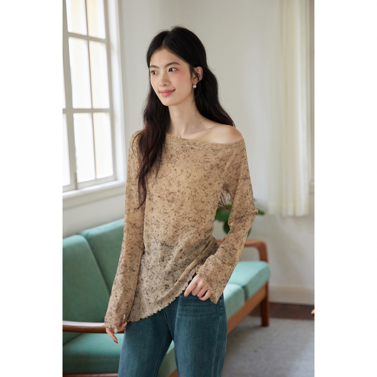 弥古长袖斜肩不规则上衣女春秋新款薄款外穿修身法式露肩印花t恤