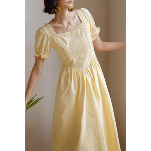 弥古黄色法式方领泡泡袖连衣裙女高级感2024夏季新款收腰度假长裙