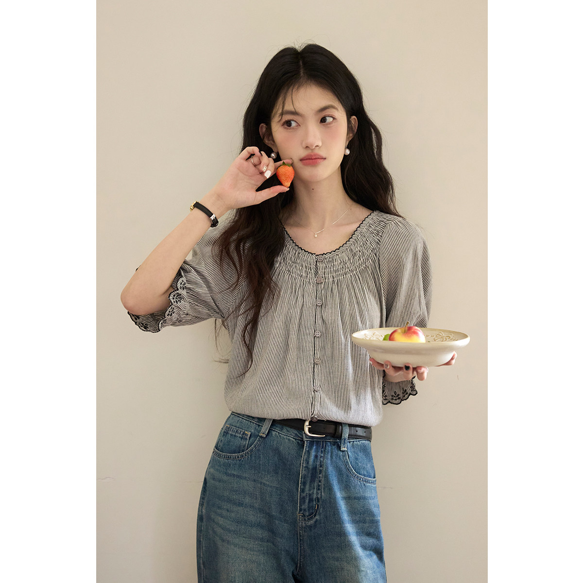 弥古2026年夏季新款短袖条纹衬衫女高级感刺绣衬衣泡泡袖通勤上衣图片