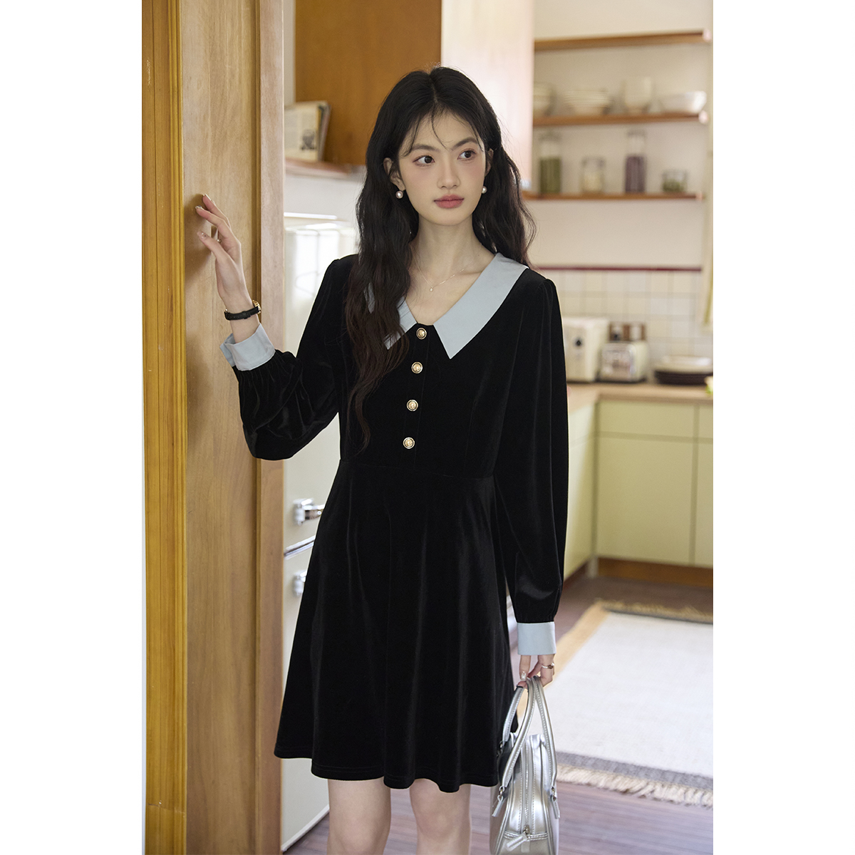 弥古撞色翻领长袖黑色连衣裙女2025秋冬新款小个子赫本风法式短裙