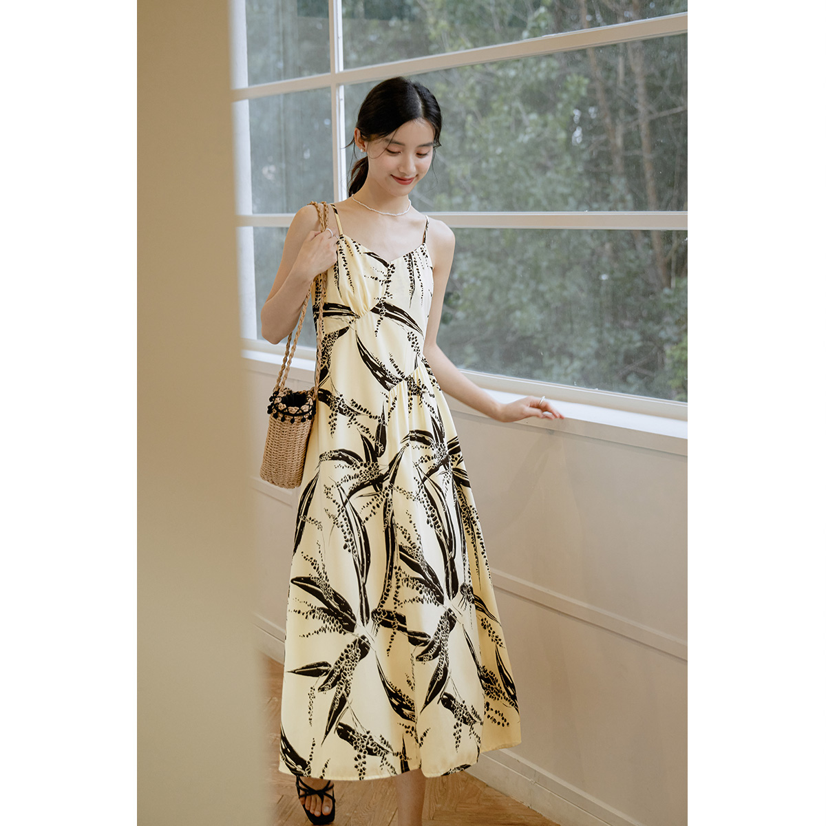 弥古黑色碎花吊带裙女气质连衣裙高级感2025夏新款海边度假沙滩裙