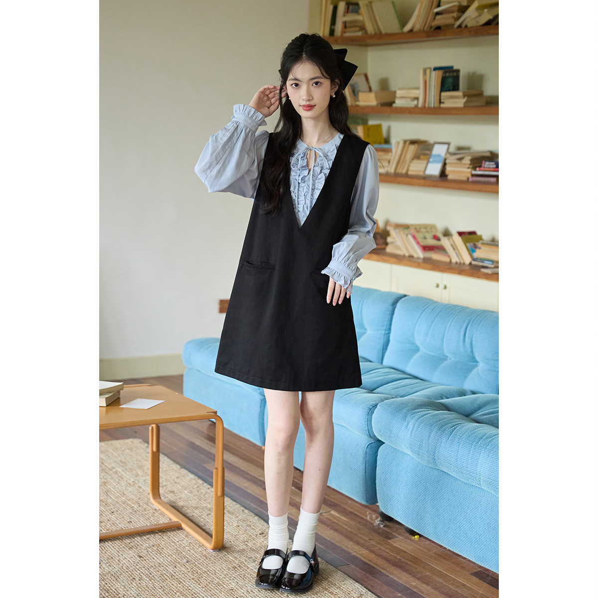弥古黑色v领背心裙赫本风无袖连衣裙女2025秋冬马甲裙小个子短裙