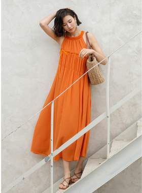 弥古夏季新款海边度假连衣裙女高级感沙滩裙法式挂脖橙色吊带长裙