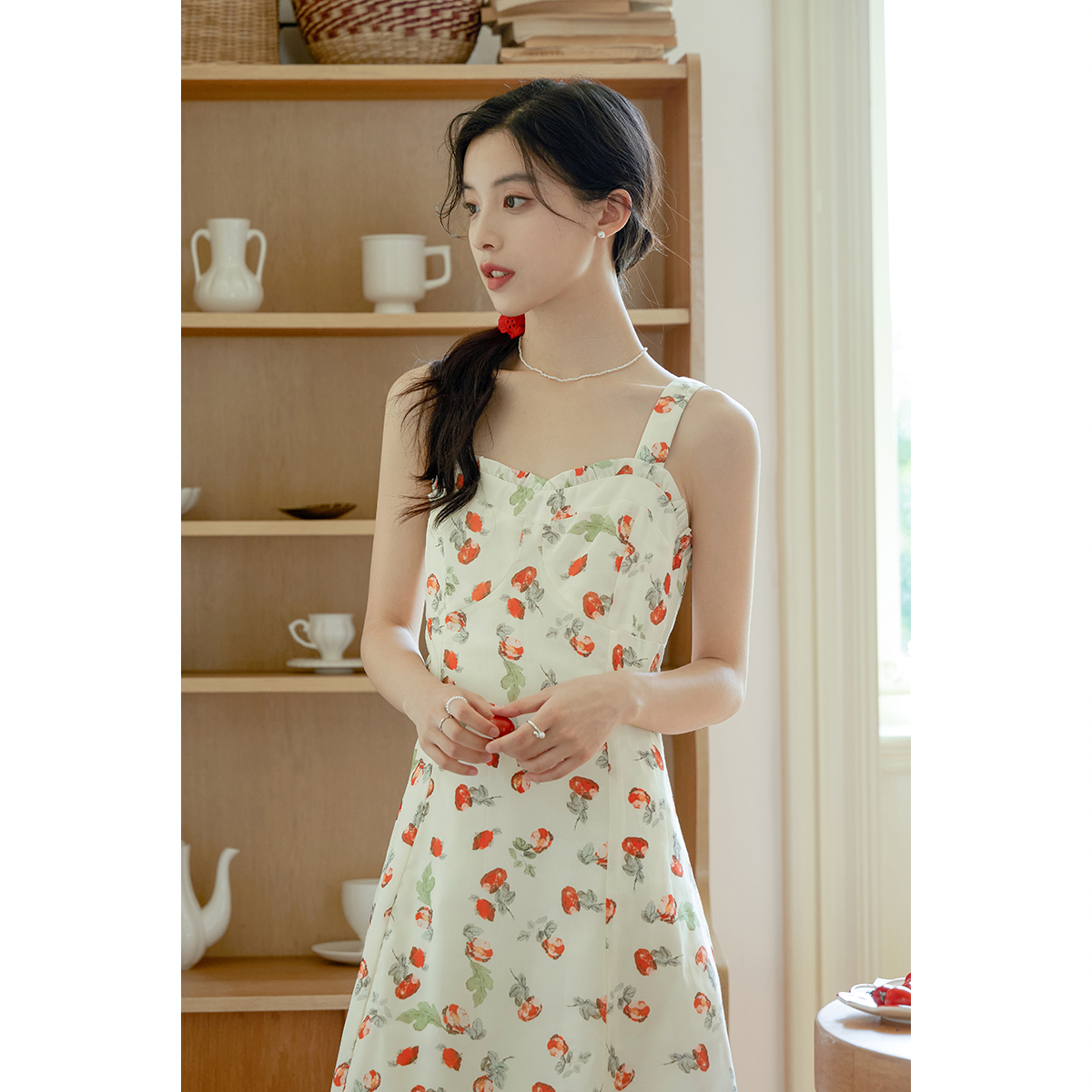 弥古红色碎花连衣裙女高级感法式度假吊带裙2025夏季宽肩带茶歇裙