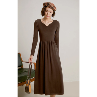弥古咖色v领连衣裙女美拉德打底针织裙外穿春季 收腰裙子 内搭法式