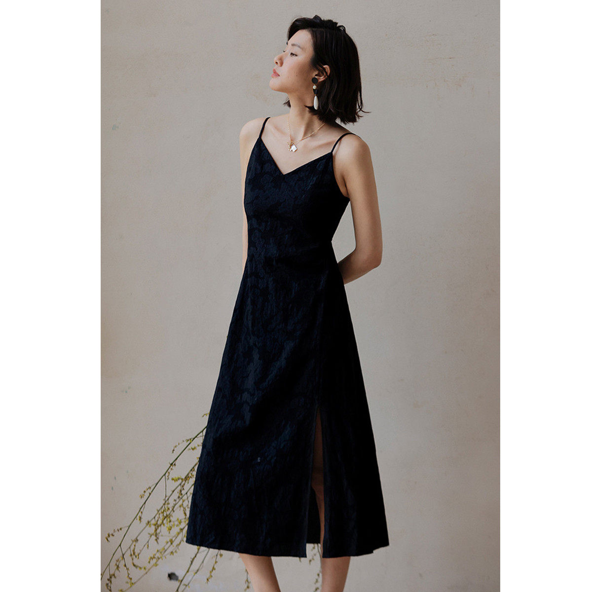 弥古黑色吊带连衣裙高级感提花复古开叉小黑裙女夏季打底内搭长裙