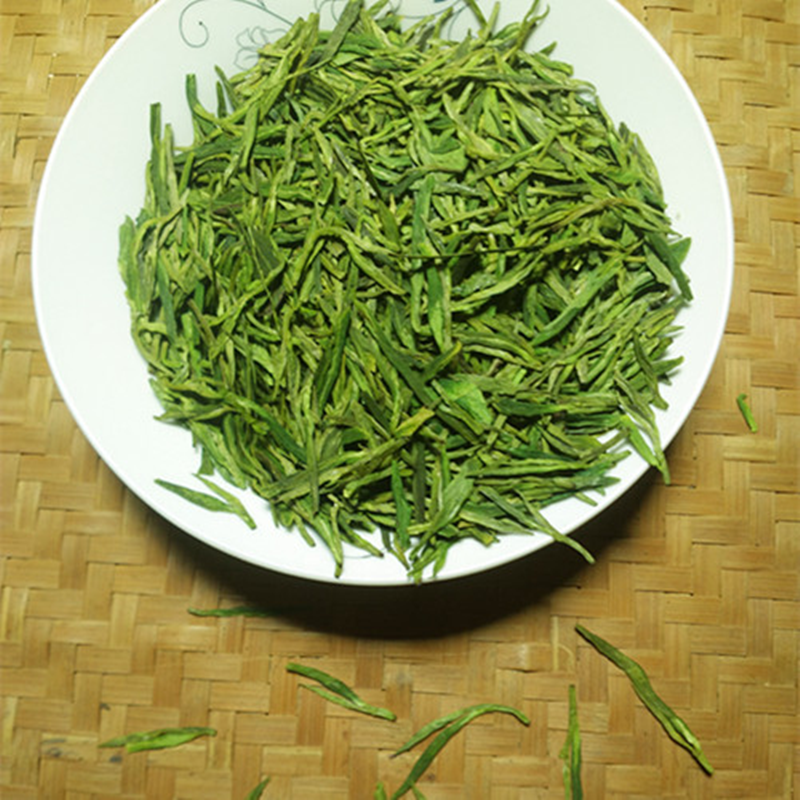 自家茶园采摘雨前高山白茶品质好