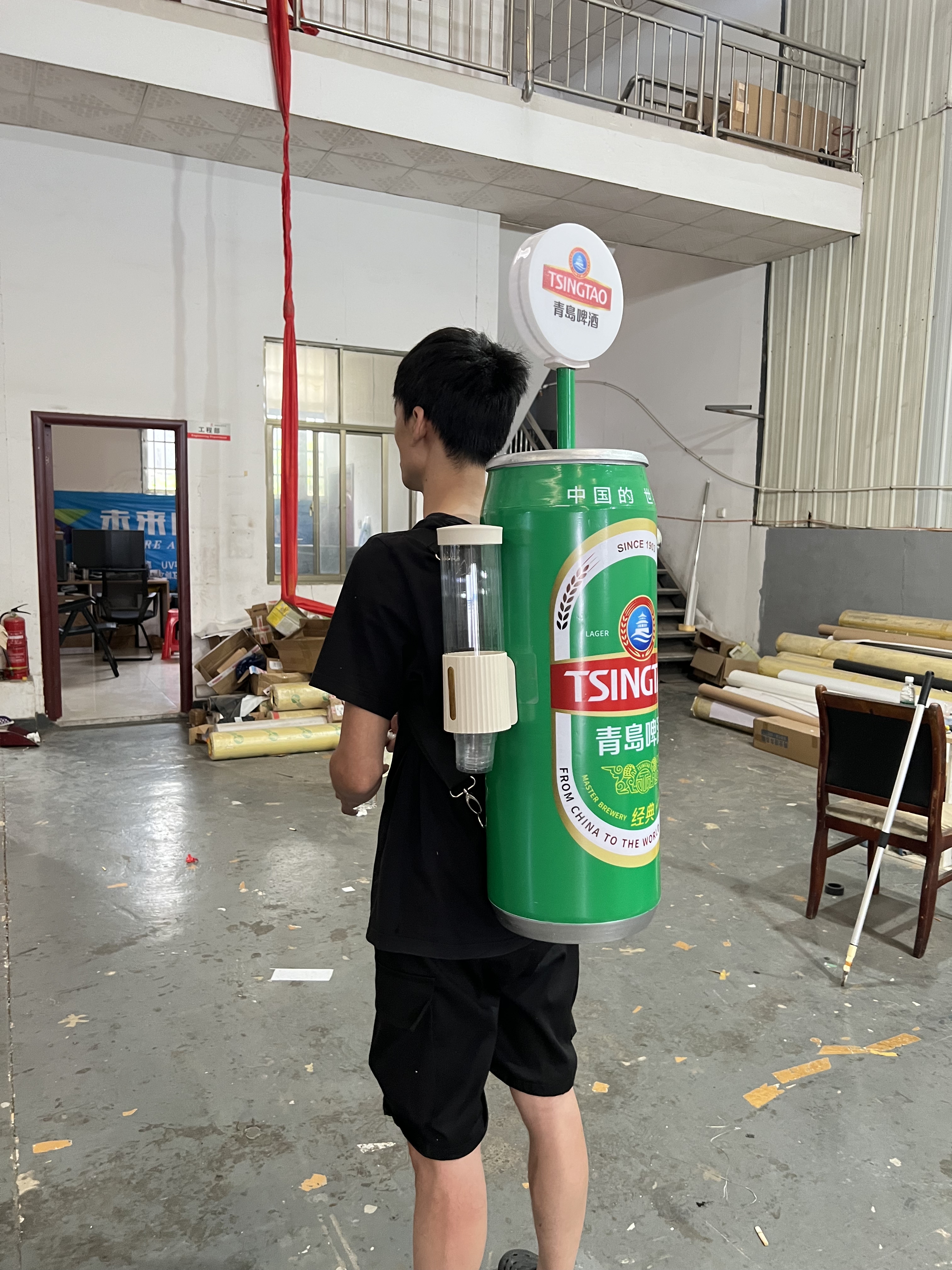 啤酒喂酒巡游背包大号啤酒瓶造型定制发光
