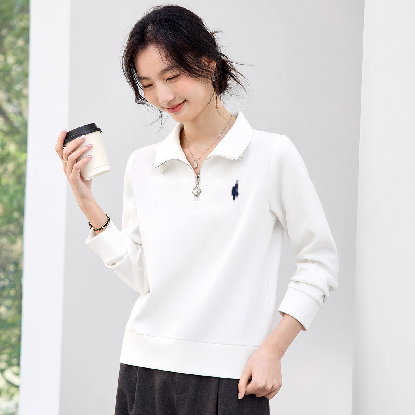 白色正肩女士卫衣2026新款春秋高端女装宽松无帽套头半拉链上衣薄