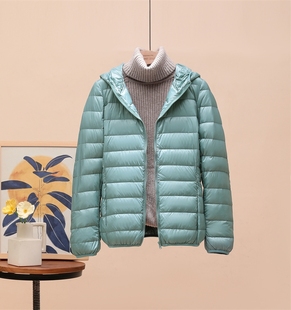 秋轻便外套加肥加大码轻薄羽绒服女200斤短款胖mm宽松妈妈小个子