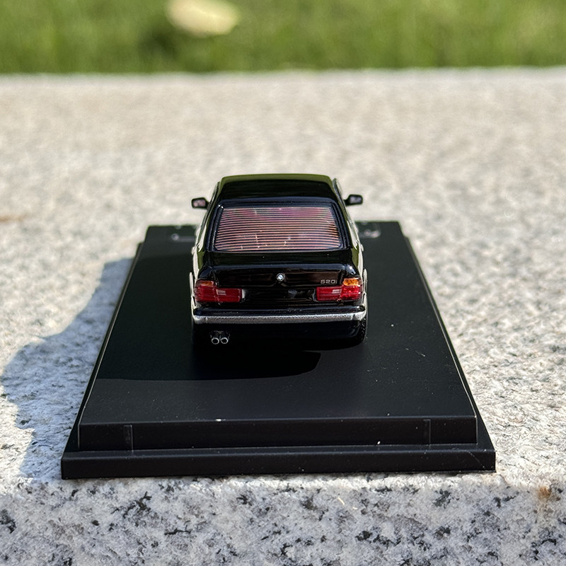 DCM 1:64 BMW E32 E34 세단 5 시리즈 4도어 파란색 흰색 검정색 합금 자동차 모델