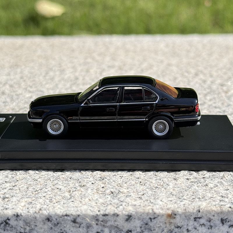 DCM 1:64 BMW E32 E34 세단 5 시리즈 4도어 파란색 흰색 검정색 합금 자동차 모델