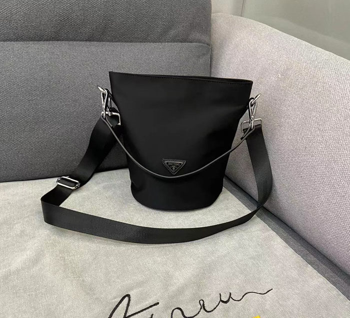 新款水桶包尼龙布丝光休闲女包单肩斜挎手提包大容量轻便简约百搭,箱包皮具/热销女包/男包,水桶包,淘宝优惠券,粉丝福利购,淘宝优惠卷