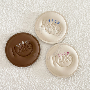 高档皮标皮牌时尚立体字母皮贴圆形PU皮革布贴羽绒服配饰补丁贴