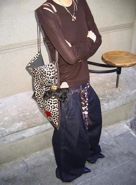 JACQUES WEI 25秋冬新款黑豹金属挂件豹纹/小马挂件斑马帆布包