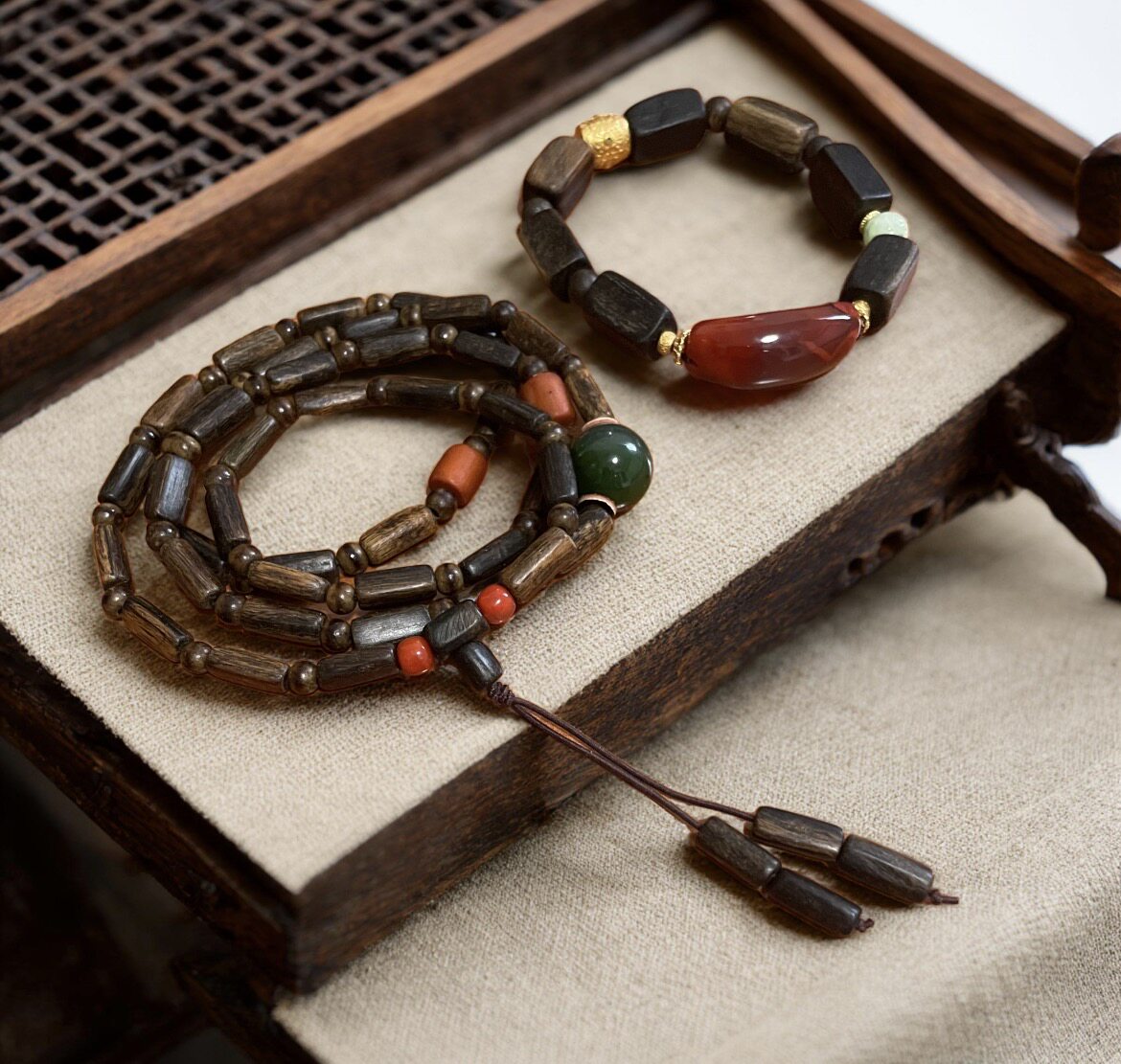沉香木随形南红玛瑙老蜜蜡和田碧玉多圈手串