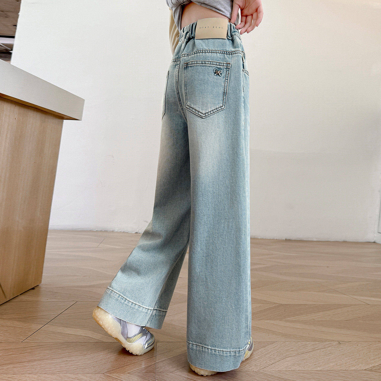 好看裤阔浅色直筒中大童2026洋气女童新款春秋装腿牛仔裤儿童裤子