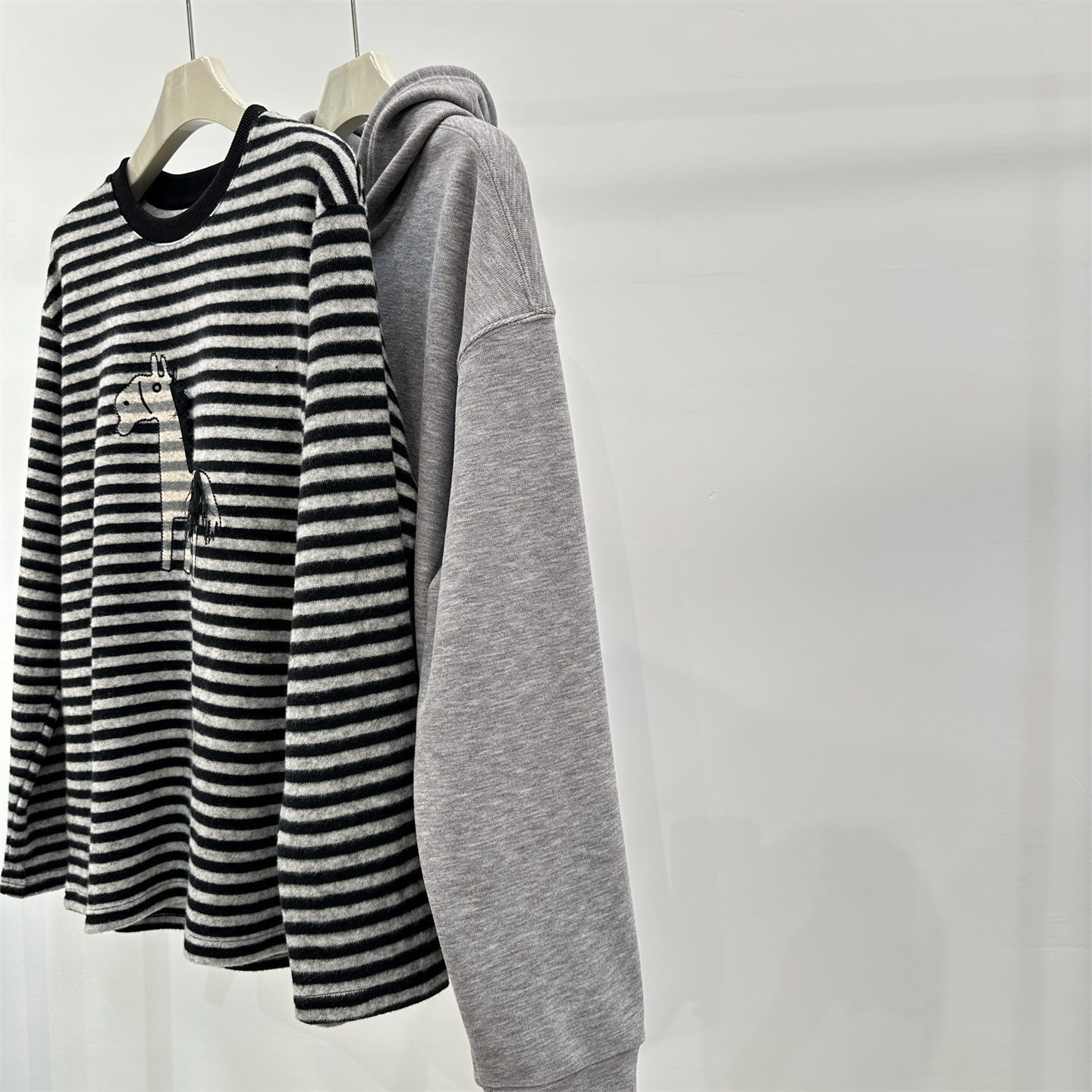 “本命可爱小马”刺绣须须边长袖T恤女秋冬韩系磨毛加厚条纹打底t