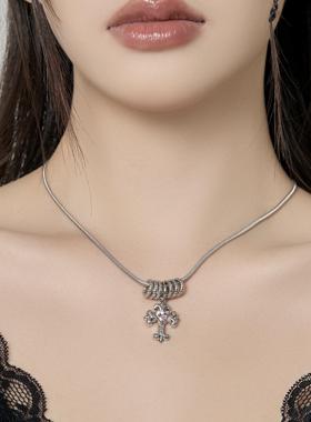 甜酷风气质镶钻十字造型项链