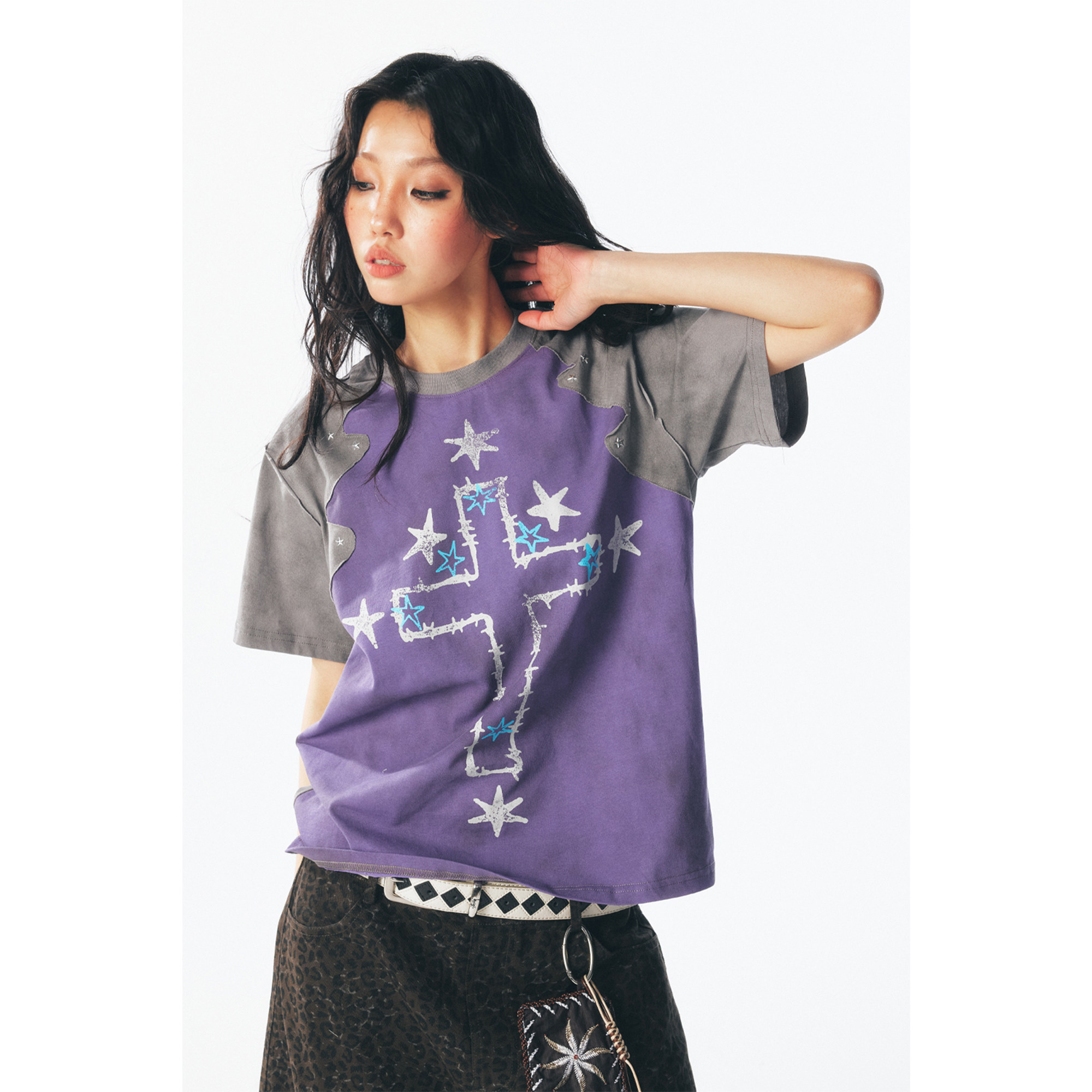 药九玖柒&ldquo;荆棘十字架&rdquo; 星星铆钉 异形拼接 短袖T恤/1997邮政局