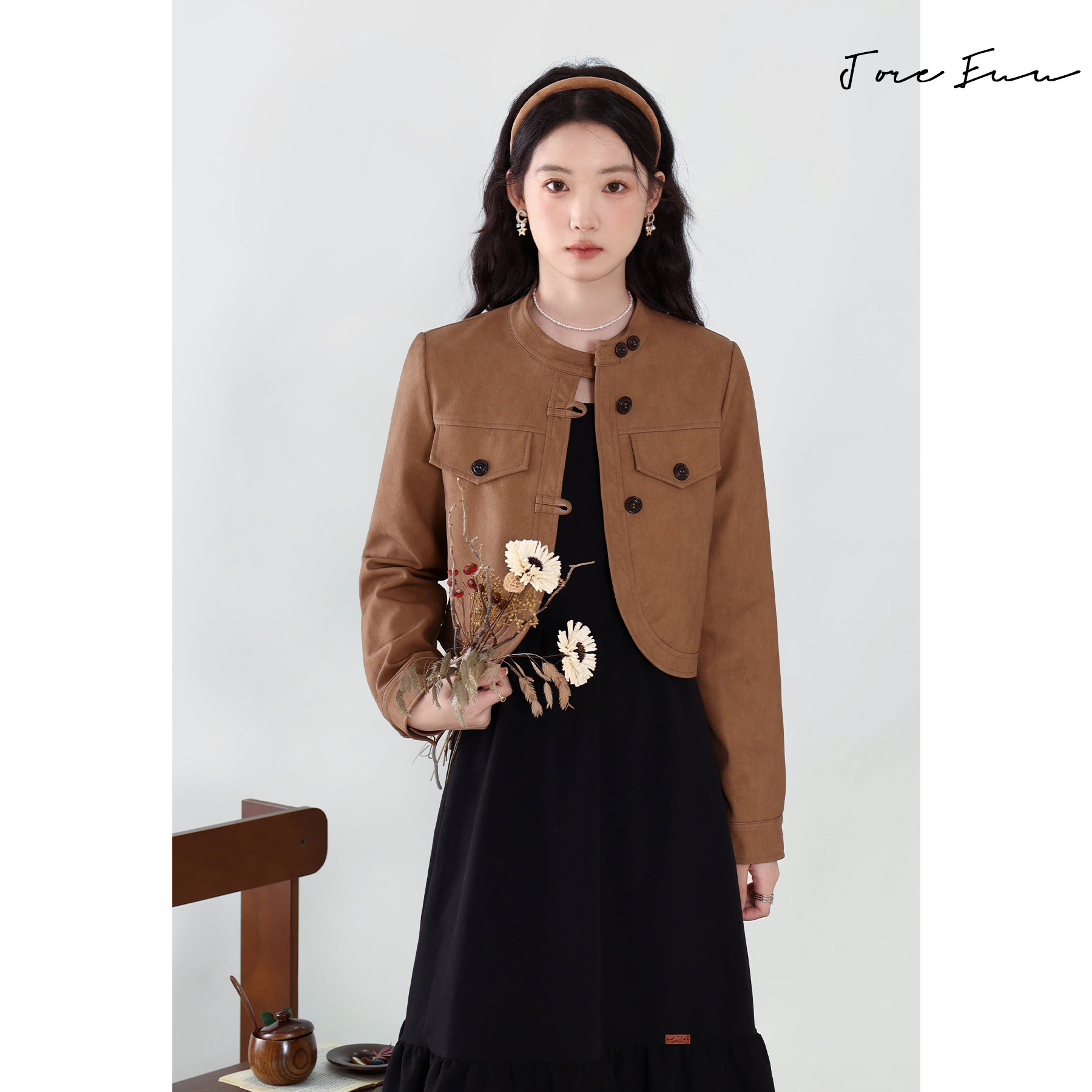 是su苏呀《莱拉日记》卡其色上衣百褶吊带连衣裙女小众气质两件套