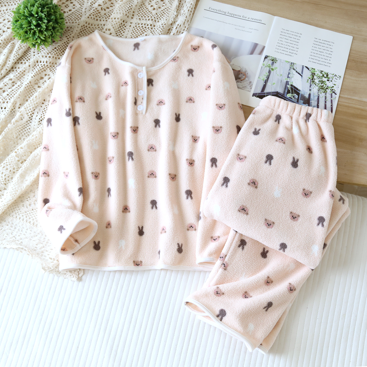 卡通兔子印花女士法兰绒睡衣套装