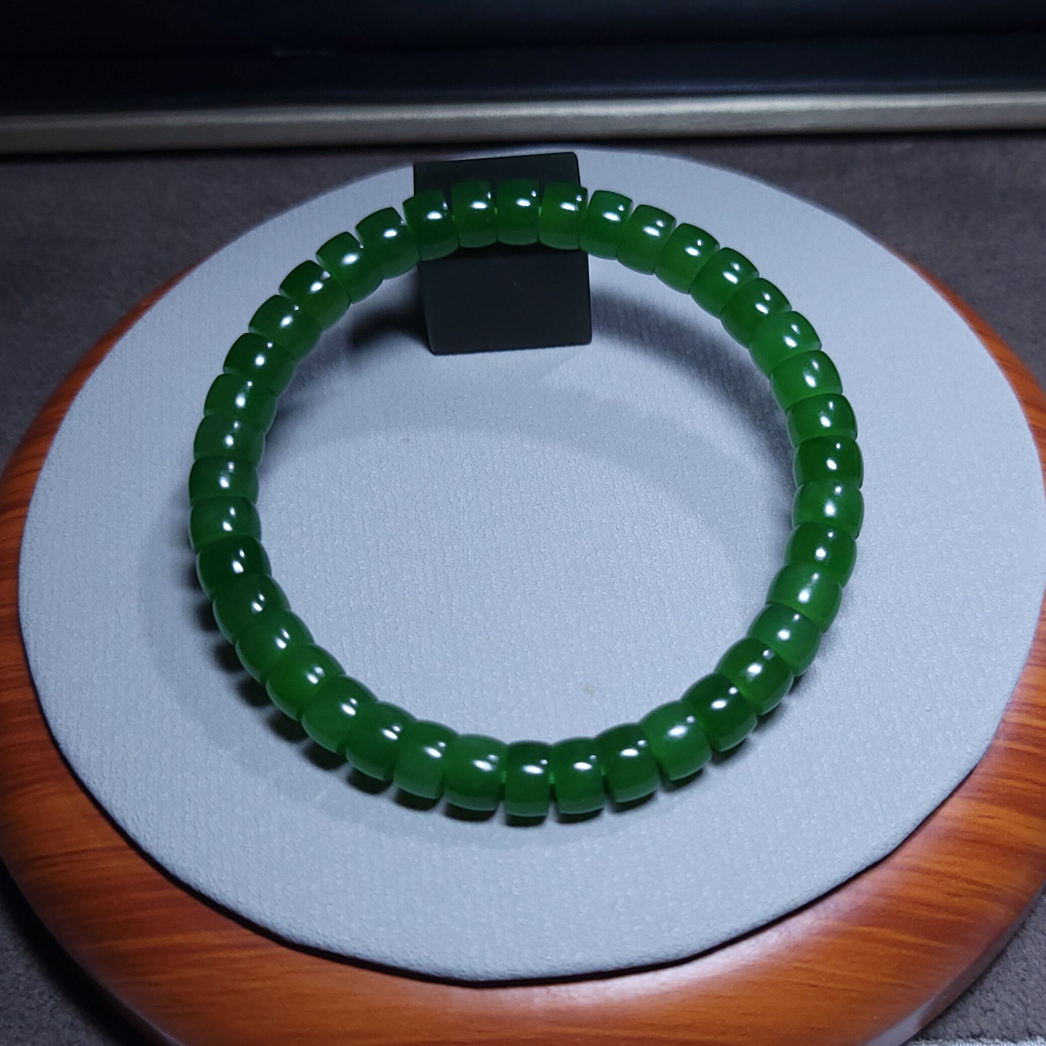 新疆的猫Z110802 18.7克，特润肉细翠艳欲滴苏工归圆碧玉手串精品