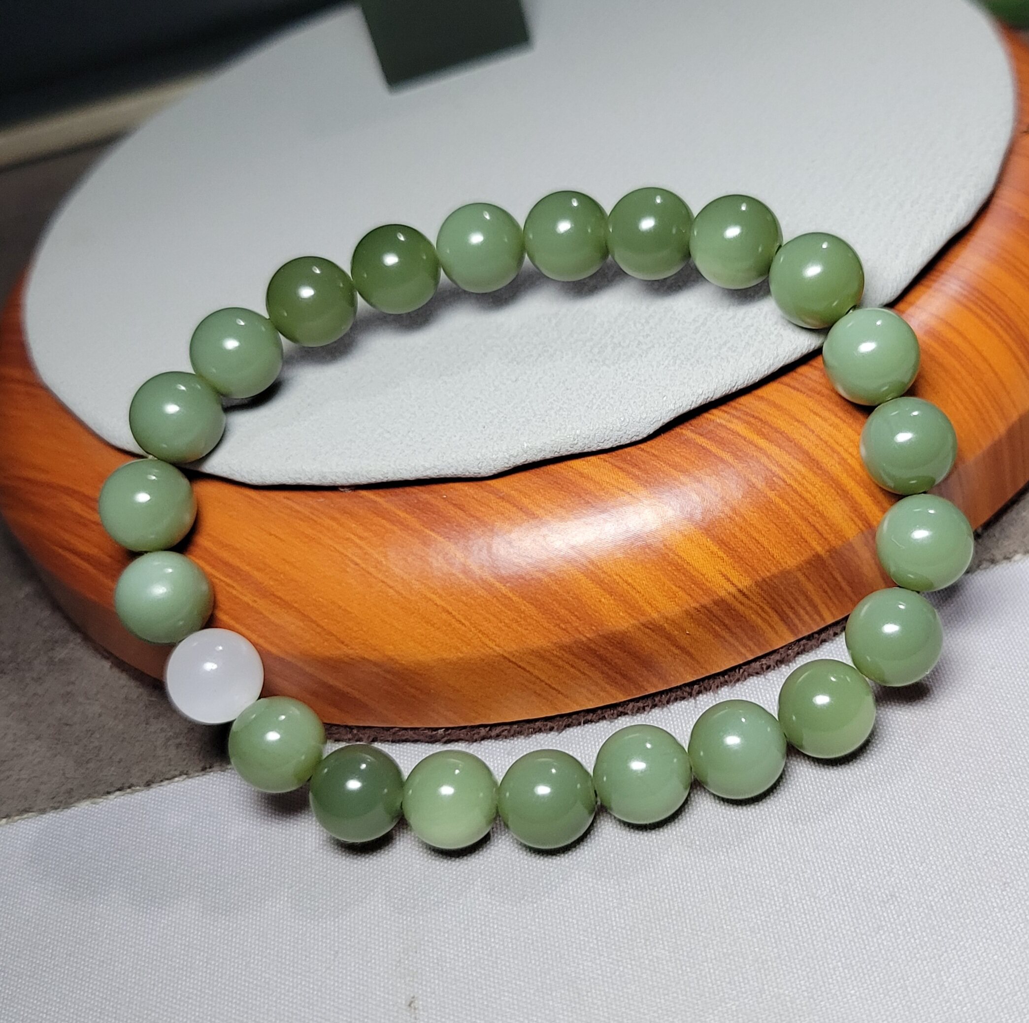 新疆的猫Z120804 19.1克，R8顶细醇润转色粉青析木绿和田玉手串