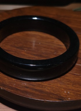 新疆的猫YQ092901  内径58.5mm，69.7克青海黑青玉满天星方镯
