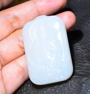 JJ012710新疆的猫37.8克脂粉浓老坑黑皮俄料三高羊脂白玉观音牌