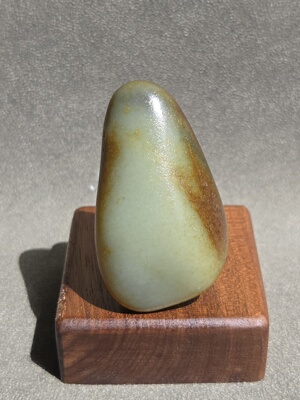 G040105新疆的猫48.0克特点很强泛墨蓝色聚褐皮青花玩籽和田玉
