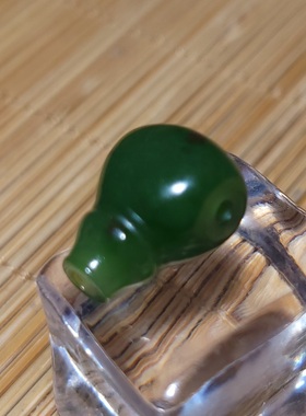 新疆的猫zg112603 2.8克，油亮七号矿老料浓艳菠菜绿碧玉三通