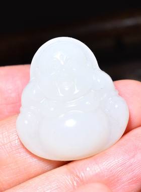 新疆的猫JJ101111  7.1克，肉质细腻油性高的俄料白玉佛雕件