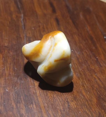 YQ122811 28.2克，33-31-25mm带老气黄沁皮的鸡骨白随型挂坠