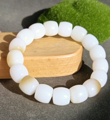 新疆的猫W122506 63.9克，黄糖高光白王的且末三高料直切手串