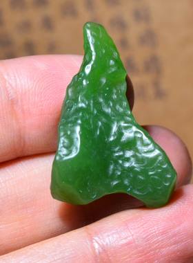 新疆的猫JJ102315  6.0克，抛老光色调靓丽阳绿色碧玉随型挂坠