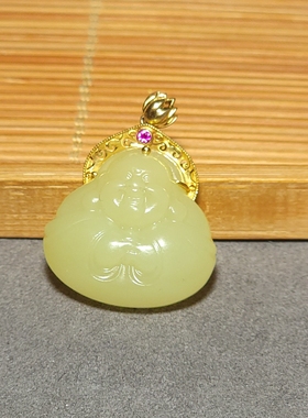新疆的猫L102702 7.9克色调油亮若羌鸡油黄金镶玉弥勒佛挂坠