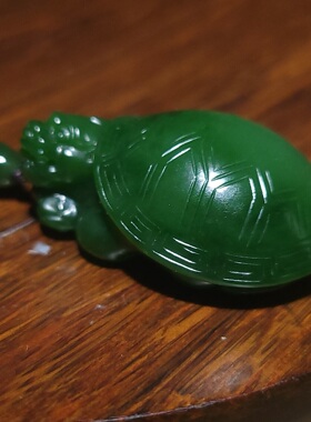 YQ030704新疆的猫21.8克色调鲜艳和田玉老坑阳绿色碧玉龙龟雕件