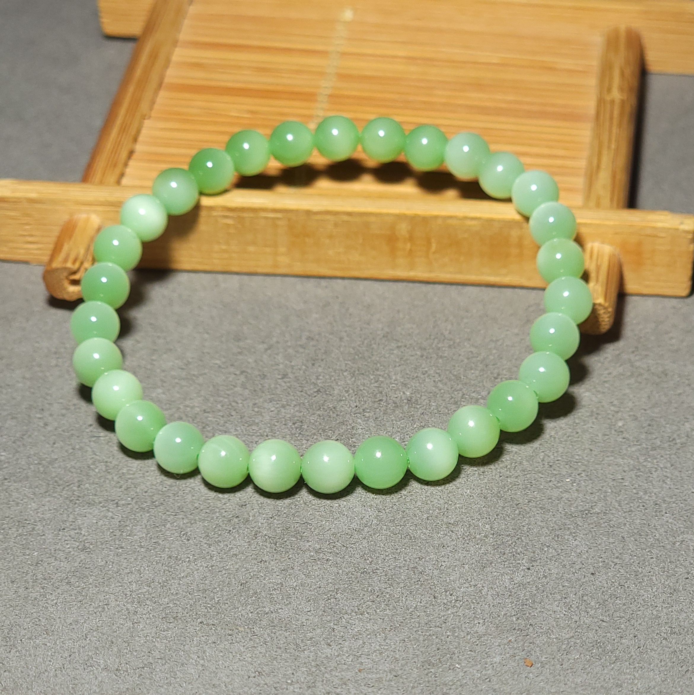 L111903 9.4克，直径6mm肉质细腻宝光湛然的黑羊洞碧玉圆珠手链