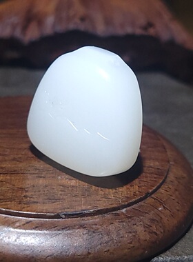 新疆的猫YQ010402 14.4克，糯如油脂洁净且末羊脂白玉挂坠